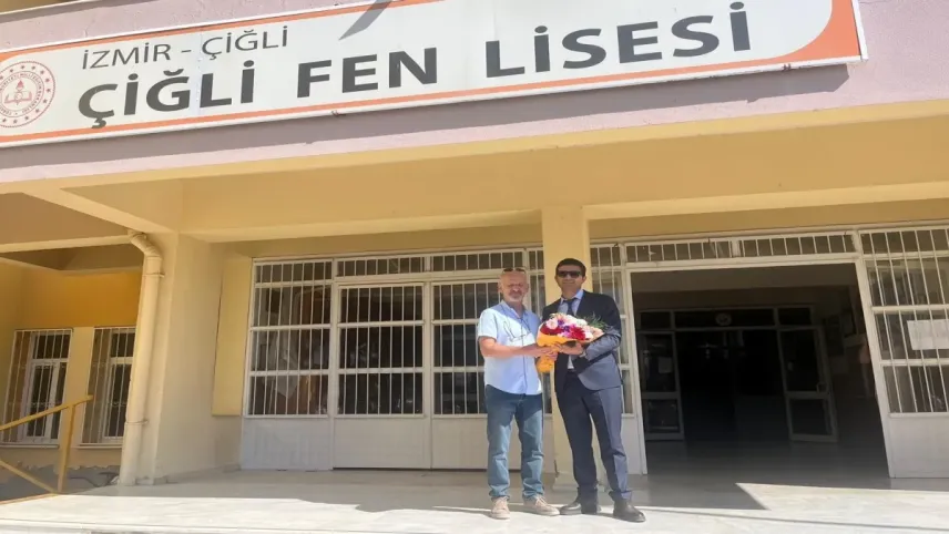 İzmir’de emekli olan 48 yıllık öğretmene duygusal sürpriz haberinin görseli