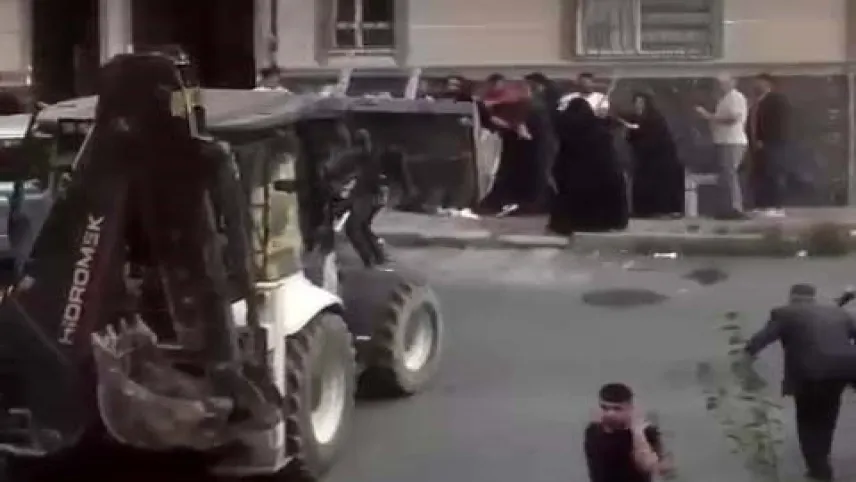 Kavgaya iş makinesiyle daldı: 20 kişi yaralandı haberinin görseli