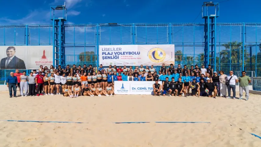 İzmir'de liseli gençlerden plaj voleybolu ve müzik şöleni haberinin görseli