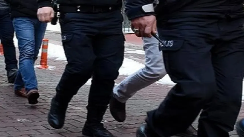 Erkekleri kandırarak kızlarla buluşturan  çeteye operasyon! haberinin görseli
