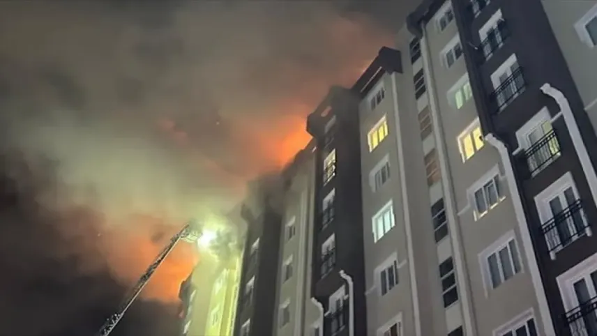 Başakşehir'de 10 katlı binanın çatı katında yangın haberinin görseli