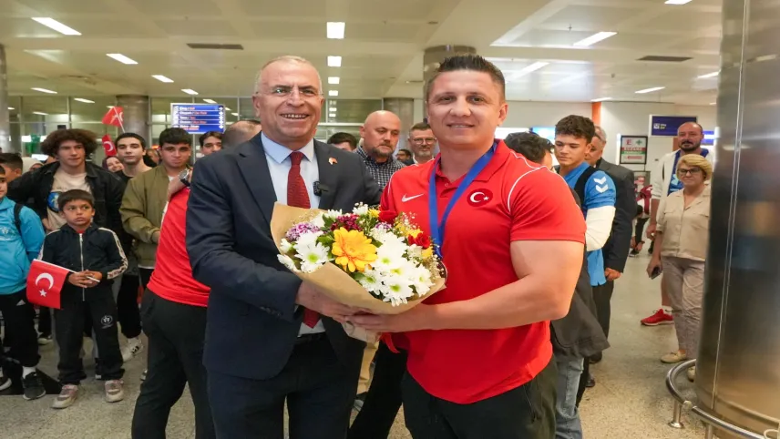 Dünya 3.’sü Oktay Kahraman’a Gaziemir’de coşkulu karşılama haberinin görseli