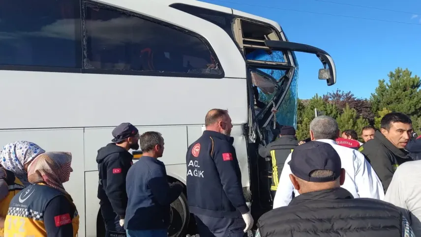 Afyonkarahisar'da can pazarı: Yolcu otobobüsü kamyona çarptı! haberinin görseli