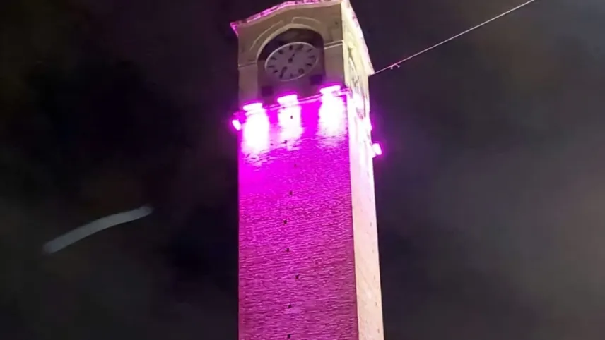 Adana'da Büyük Saat Kulesi pembe renge boyandı haberinin görseli