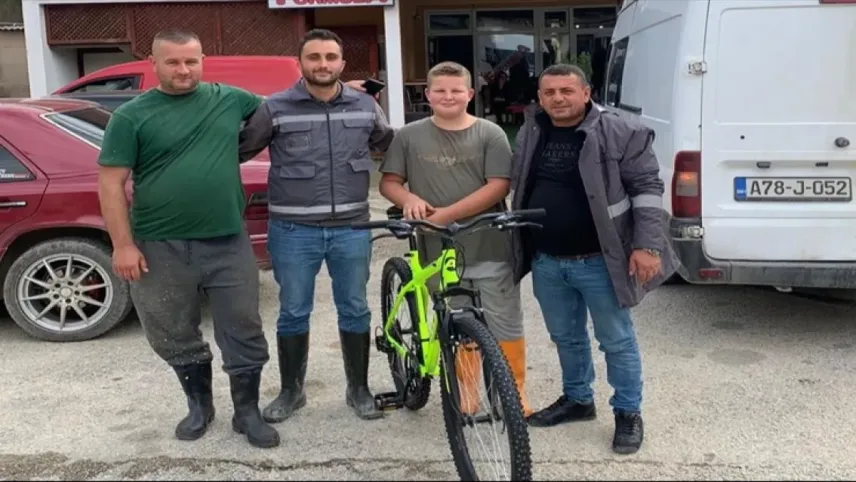 Bakan Uraloğlu Bosna Hersek'te verdiği bisiklet sözünü tuttu haberinin görseli