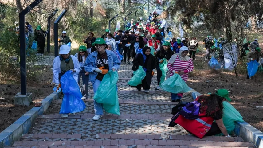 İzmir'de üniversite öğrencilerinden orman temizliği haberinin görseli