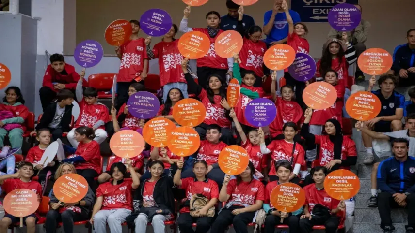 İzmir tribünlerinden cinsiyet eşitliği mesajı haberinin görseli