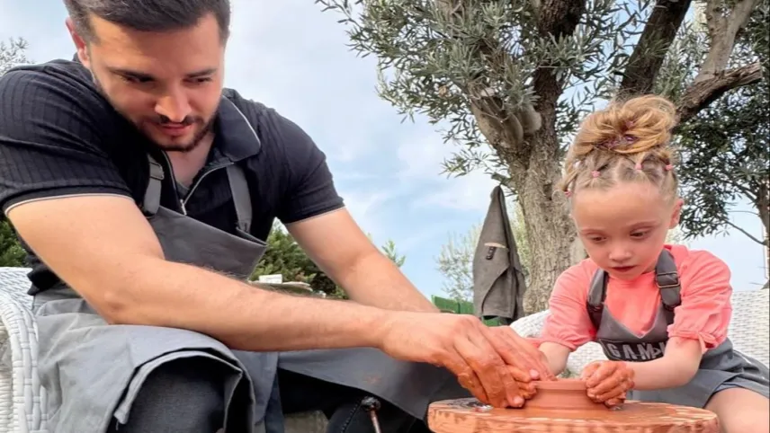 Minikler, dünya çömlek ustası ile birlikte çömlek yaptılar haberinin görseli