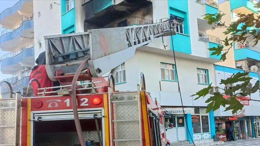 Şanlıurfa'da yangın: Vatandaşların açtığı battaniyeye atladılar haberinin görseli