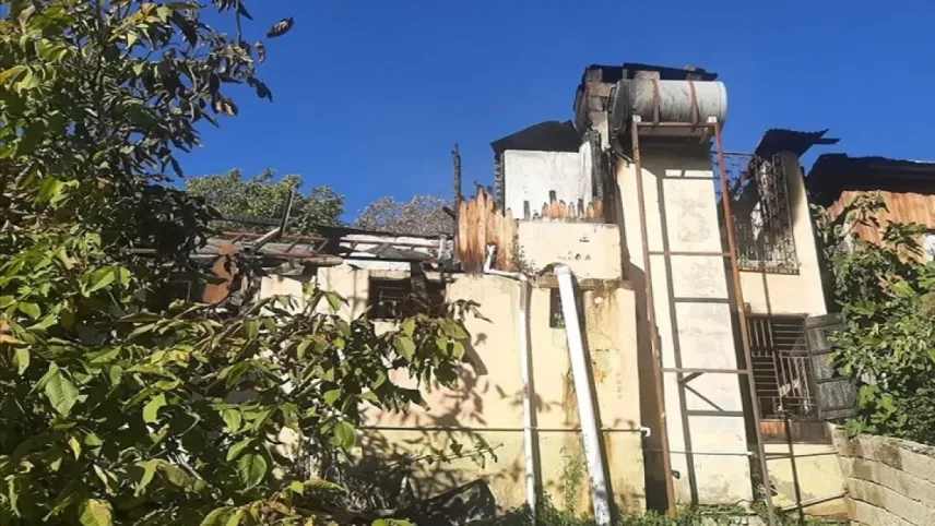 Mersin’de yangın faciası: 2 kişi öldü, 4 kişi yaralandı haberinin görseli