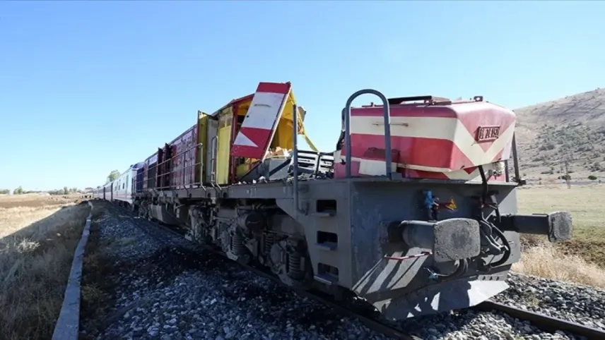 Muş'ta ölümlü kaza: Yolcu treni beton pompasına çarptı haberinin görseli
