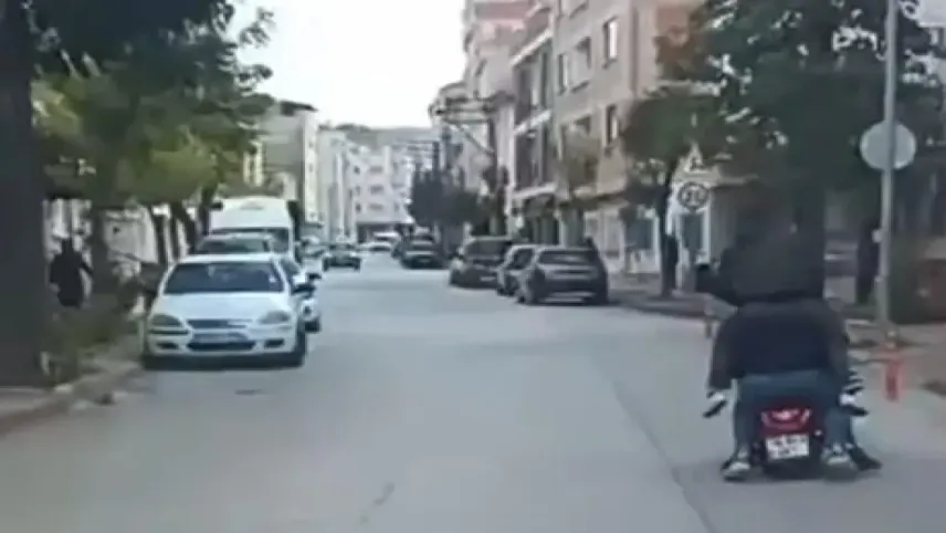 Trafikte tehlikeli hareket: Sürücünün omzuna çıktı haberinin görseli