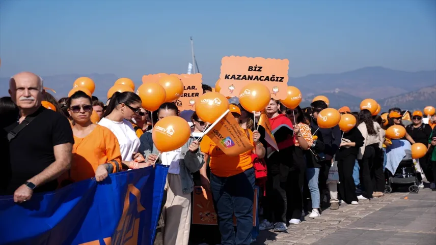 İzmir’de lösemi farkındalığı için turuncu yürüyüş haberinin görseli