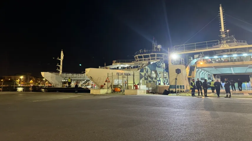 İzmir haber: Feribot iskeleye çarptı haberinin görseli