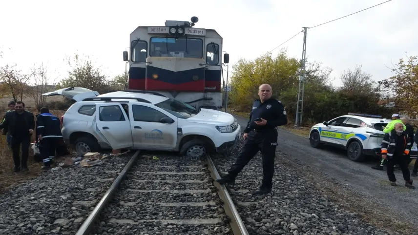 Hemzemin geçitte feci kaza: Yük treni otomobile çarptı! haberinin görseli