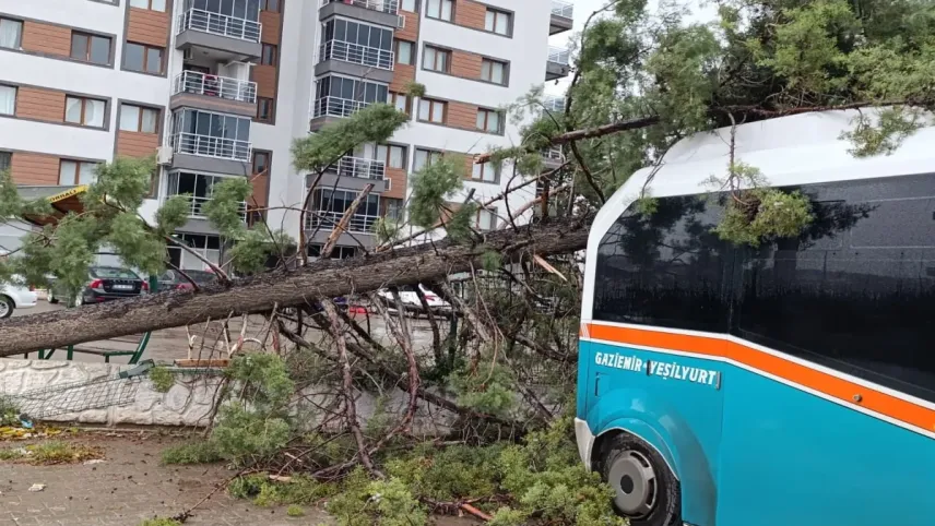 İzmir Büyükşehir Belediyesi yağmura karşı sahada haberinin görseli