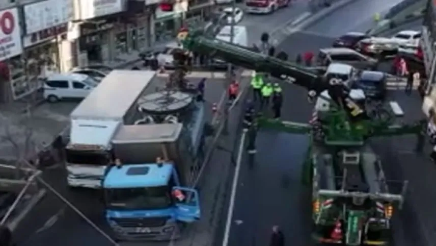  İstanbul’da yolda çökme: 2 kamyon çukura düştü haberinin görseli