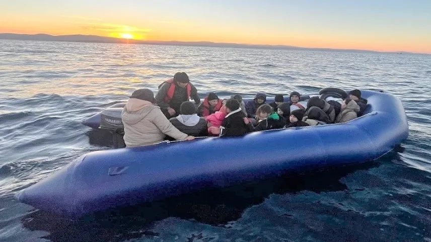 İzmir haber: Kaçak göçmenlerin botu arıza yaptı haberinin görseli