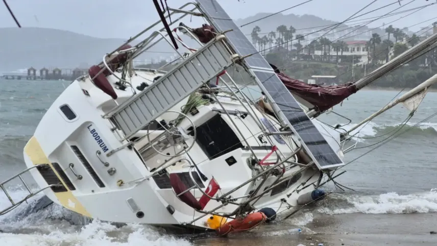 Bodrum'u fırtına vurdu. Tekneler karaya oturdu! haberinin görseli