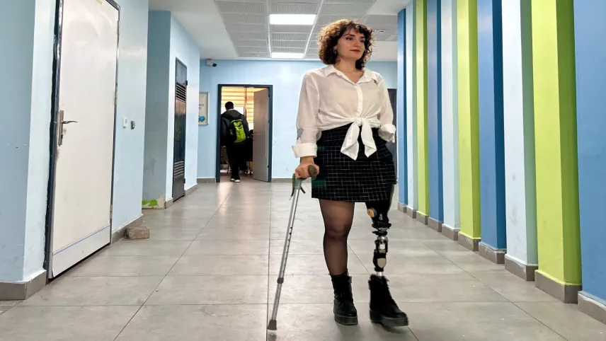 Tüm engeller aşan Melek öğretmen azmiyle örnek oluyor haberinin görseli