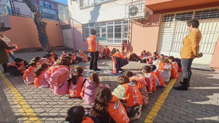 Karabağlar'da minik eller toprakla buluştu haberinin görseli