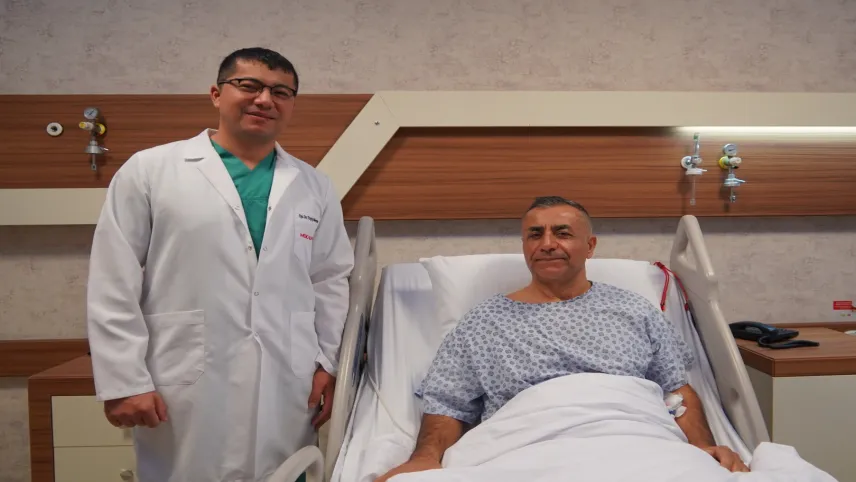 İzmir’de tek bir operasyonla iki fıtık tedavi edildi haberinin görseli