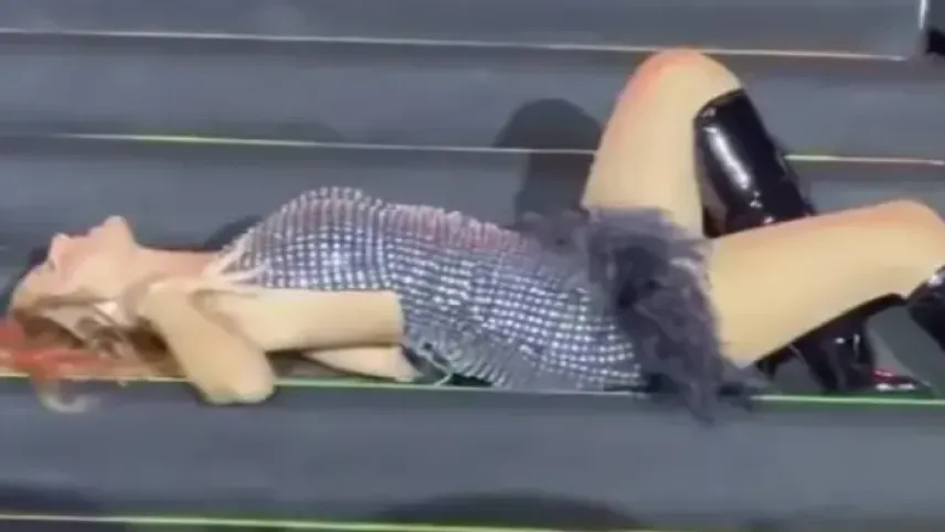 Hadise'nin 'merdiven dansı' olay oldu! haberinin görseli