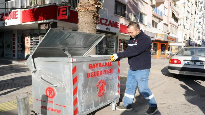 Bayraklı çöp konteynerleri onarılıyor haberinin görseli