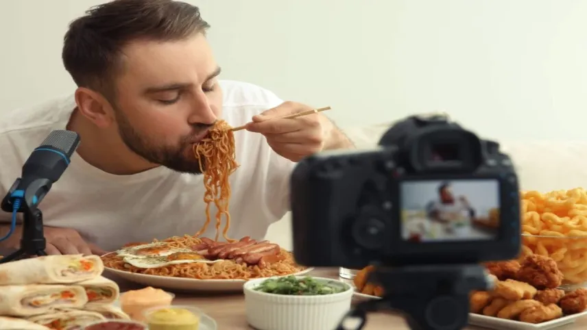 Dijital yemek sohbetlerindeki tehlike: Mukbang nedir? haberinin görseli