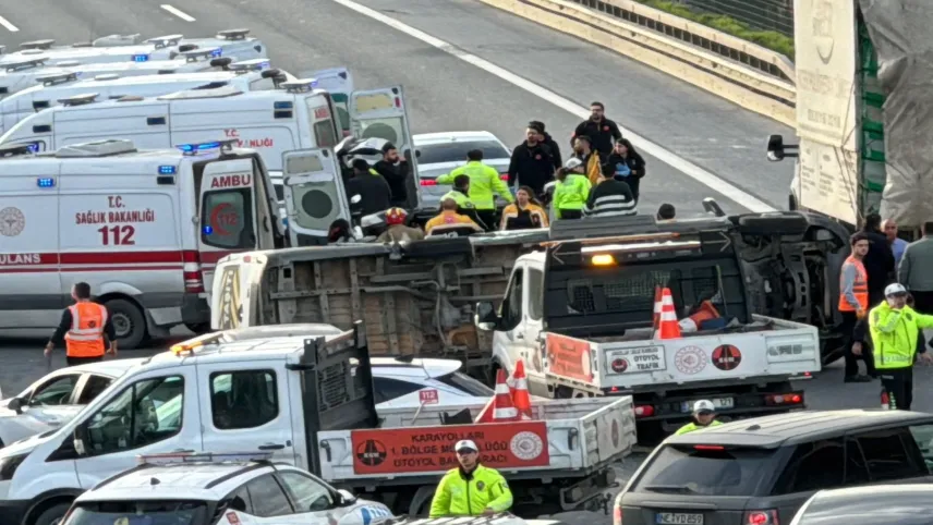 İstanbul’da korkutan kaza: Okul servisi devrildi haberinin görseli