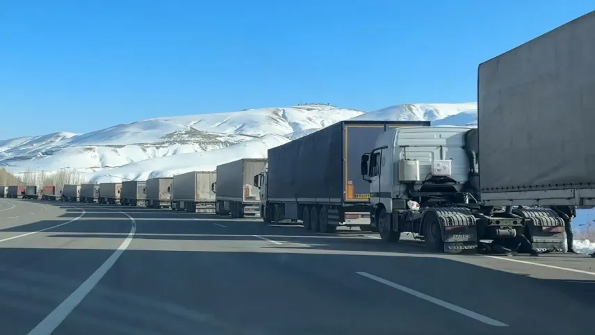 Türkiye-İran sınırında 5 kilometrelik tır kuyruğu haberinin görseli