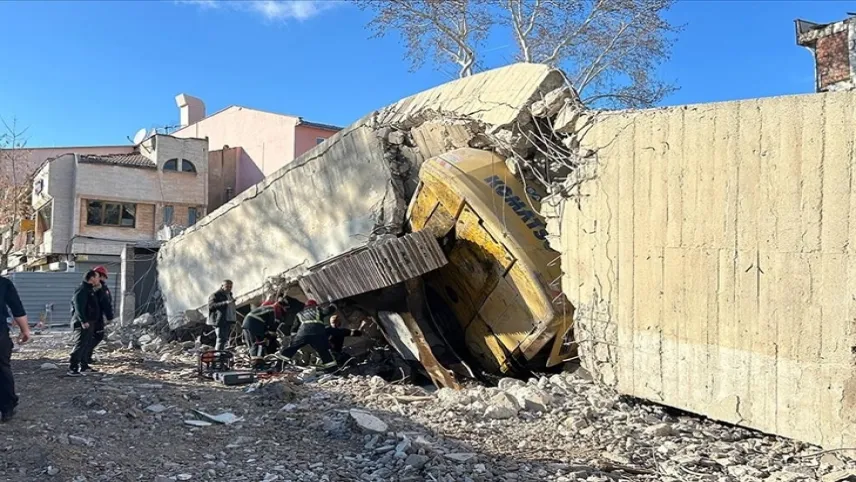 Yıkım esnasında facia: Bina, iş makinesinin üzerine çöktü haberinin görseli