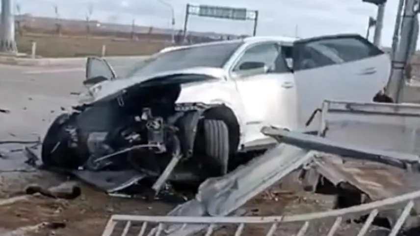 Otomobille kamyonet çarpıştı: 1 ölü, 6 yaralı haberinin görseli