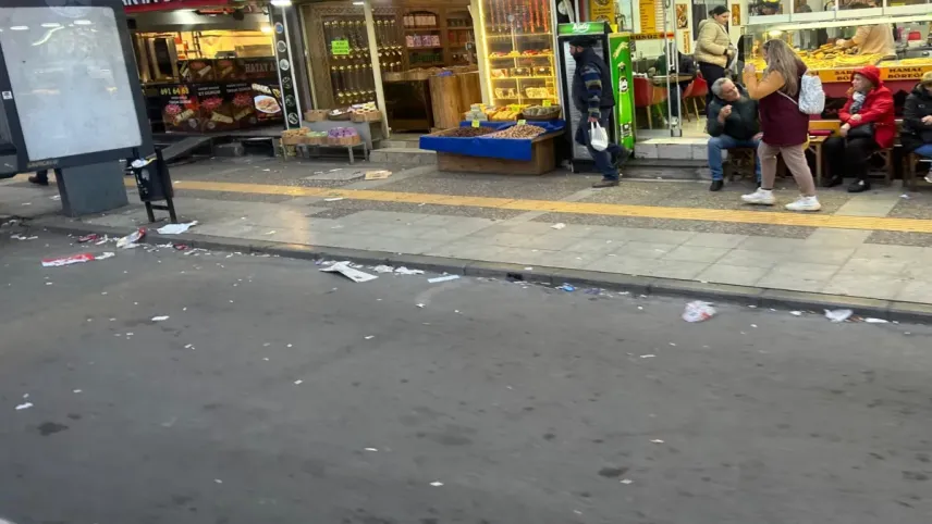 Bir yanda trafik diğer yanda çöp… Umurların da mı İzmir? haberinin görseli