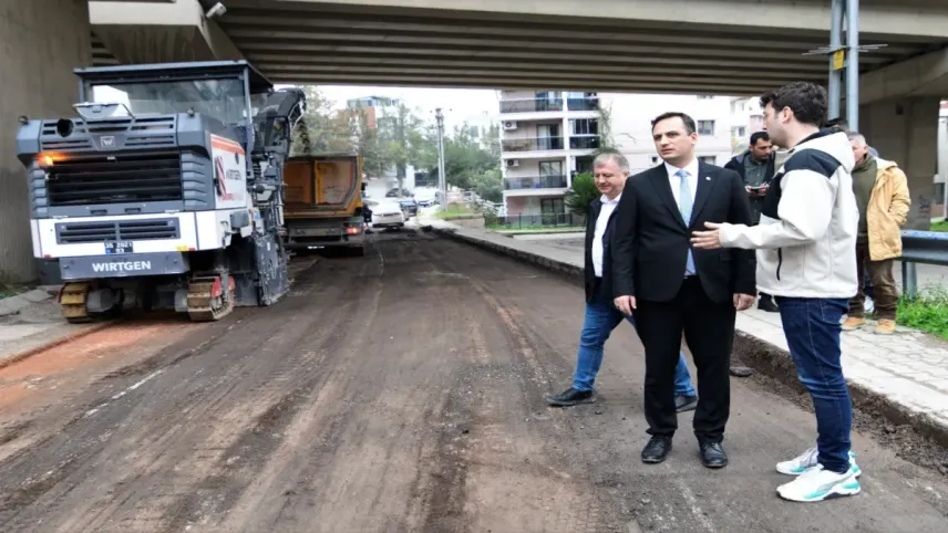 Bornova’da güvenli ulaşım için asfaltlama çalışmaları sürüyor haberinin görseli