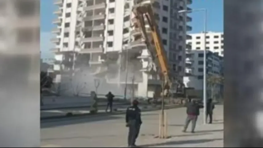 Hasarlı bina yerle bir oldu haberinin görseli