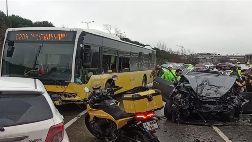 İstanbul’da ölümlü kaza: İETT otobüsü ile otomobil çarpıştı haberinin görseli