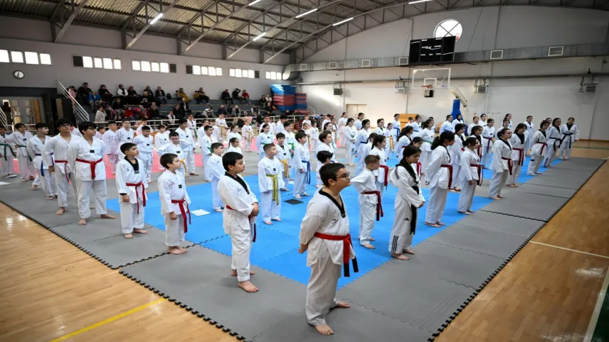 Bornovalı 95 taekwondocu kuşak yükseltti haberinin görseli