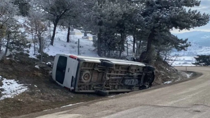 Bolu’da feci kaza: Hindistanlı işçileri taşıyan minibüs devrildi haberinin görseli