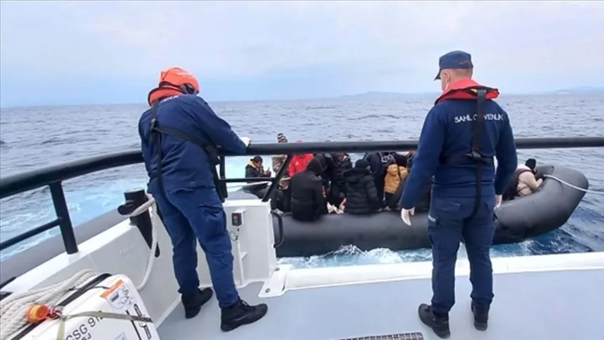 İzmir haber: Çeşme açıklarında 38 düzensiz göçmen yakalandı haberinin görseli