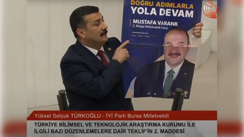 TBMM Genel Kurulu’nda afiş polemiği: Buraya kadar düşürülür mü? haberinin görseli