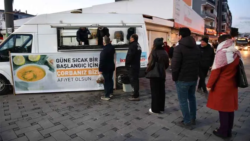 Çiğli’de soğuk kış günlerinde vatandaşlara sıcak çorba ikramı haberinin görseli