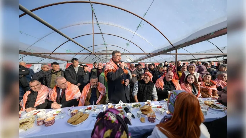 Başkan Tugay, Menderes'te çiftçi buluşmasında üreticinin sorunlarını dinledi haberinin görseli