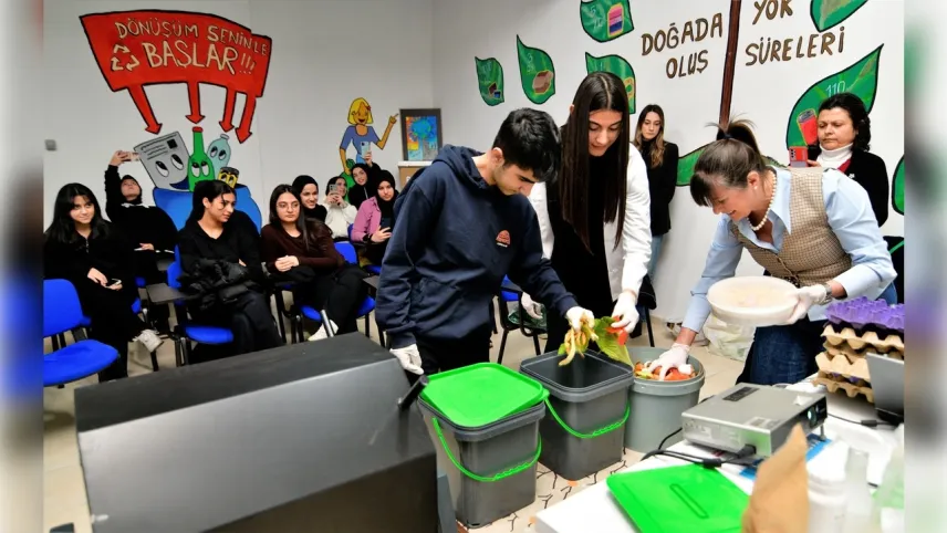 Bornova'da öğrenciler karbon ayak izini ölçtü, kompost yapımını öğrendi haberinin görseli