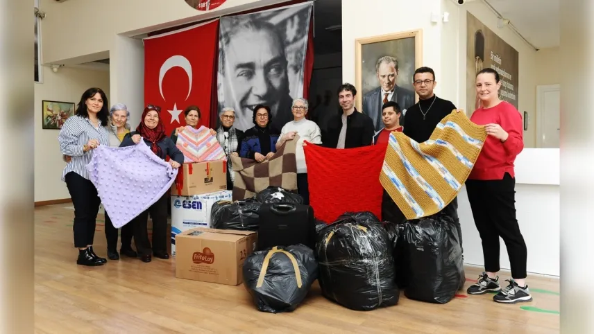 Karşıyaka'nın çınarları kimsesiz hastalar için örüyor haberinin görseli