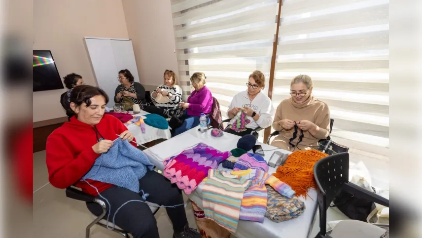 Konak’ın ileri yaş kursiyerleri örgüyle gönülleri ısıttı haberinin görseli