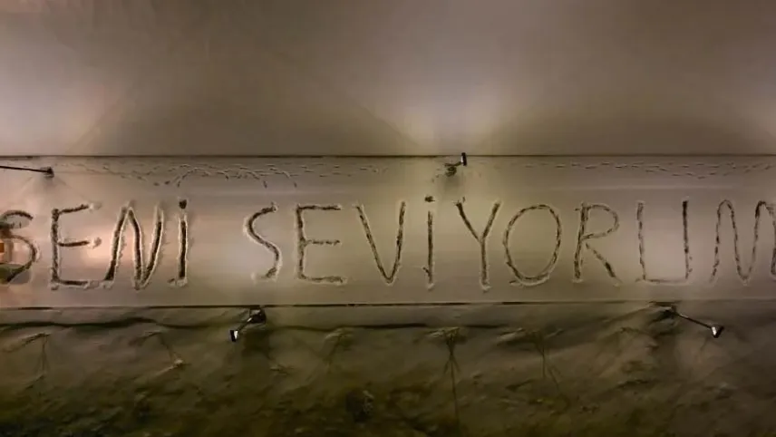 ‘Seni seviyorum’ diye yazdı, belediye ekipleri temizledi! haberinin görseli