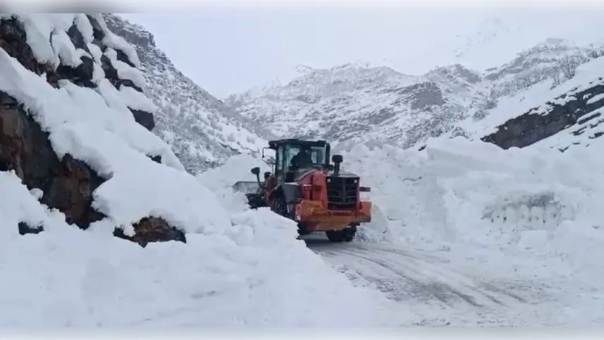 Köy yoluna çığ düştü haberinin görseli