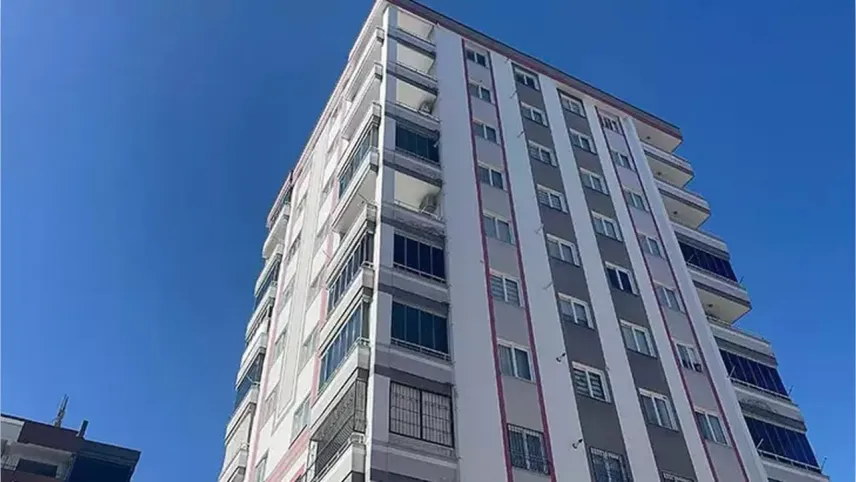 Polis memuru panik yarattı: Balkondan ateş açtı kendini eve kilitledi haberinin görseli