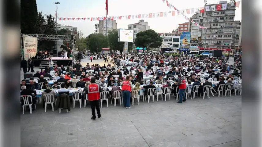 Bornova’da Kadir Gecesi’nde büyük iftar haberinin görseli